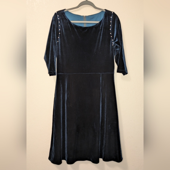 Sarah Luton Elegant Velvet Dress in Deep Teal - Picture 5 of 7